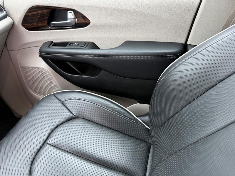Chrysler Pacifica Vehicle Full-screen Gallery Image 23