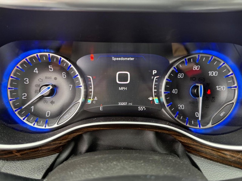 Chrysler Pacifica Vehicle Full-screen Gallery Image 24