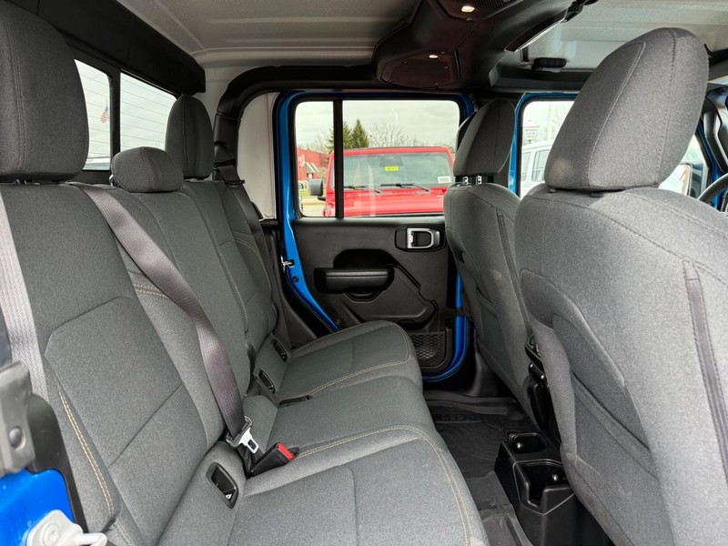 Jeep Gladiator Vehicle Image 10