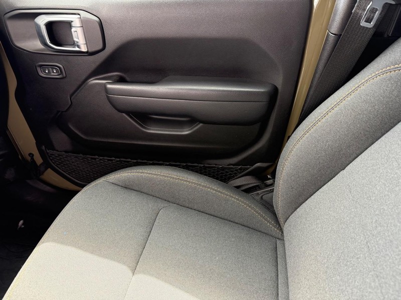 Jeep Wrangler Vehicle Image 21