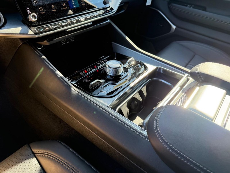 Jeep Grand Wagoneer Vehicle Image 14