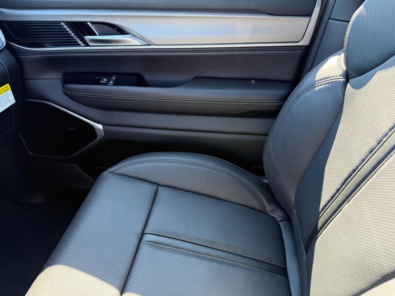 Jeep Grand Wagoneer Vehicle Image 15