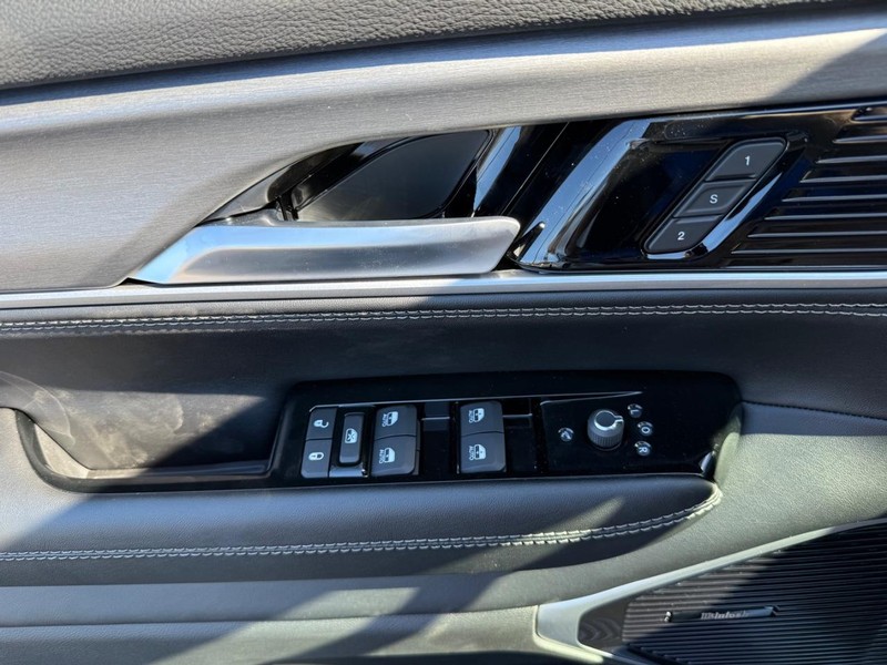 Jeep Grand Wagoneer Vehicle Image 19