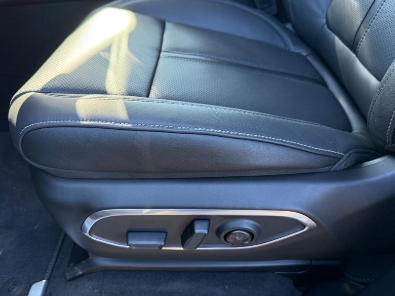 Jeep Grand Wagoneer Vehicle Image 20