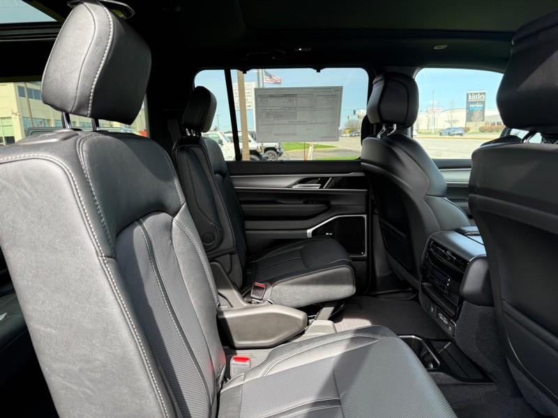 Jeep Grand Wagoneer L Vehicle Image 04