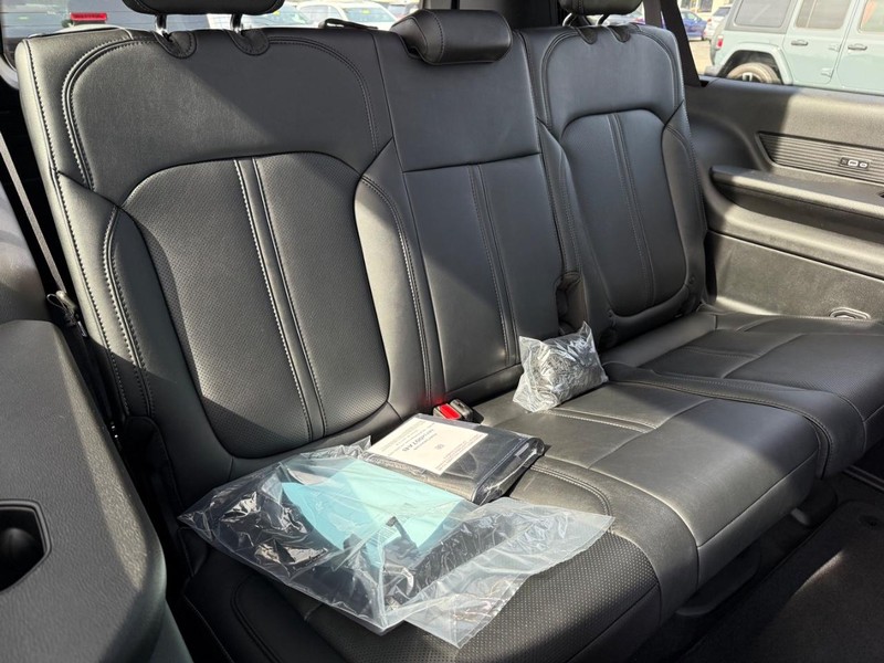 Jeep Grand Wagoneer L Vehicle Image 05