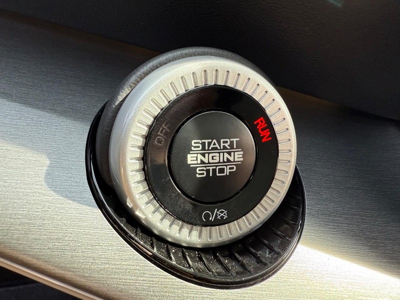 Jeep Grand Wagoneer L Vehicle Image 10