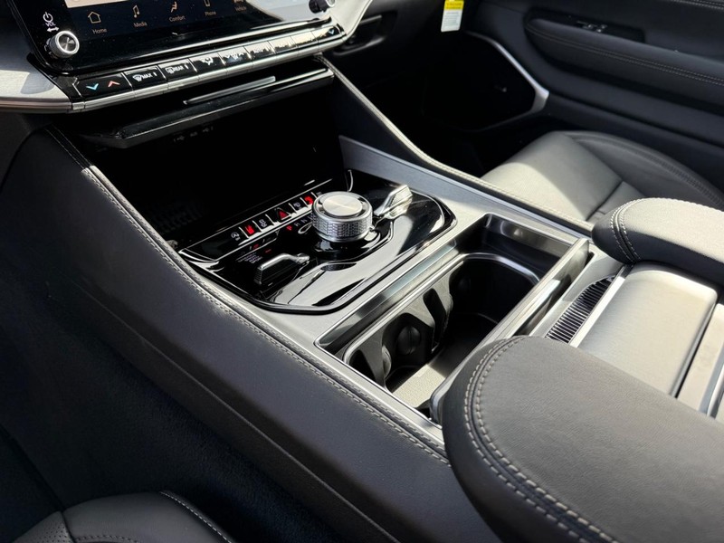 Jeep Grand Wagoneer L Vehicle Image 13