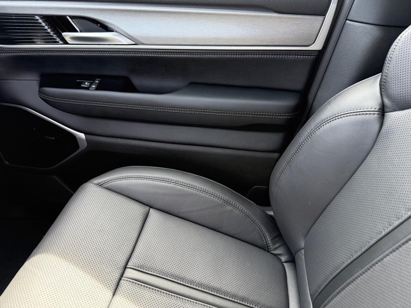 Jeep Grand Wagoneer L Vehicle Image 14