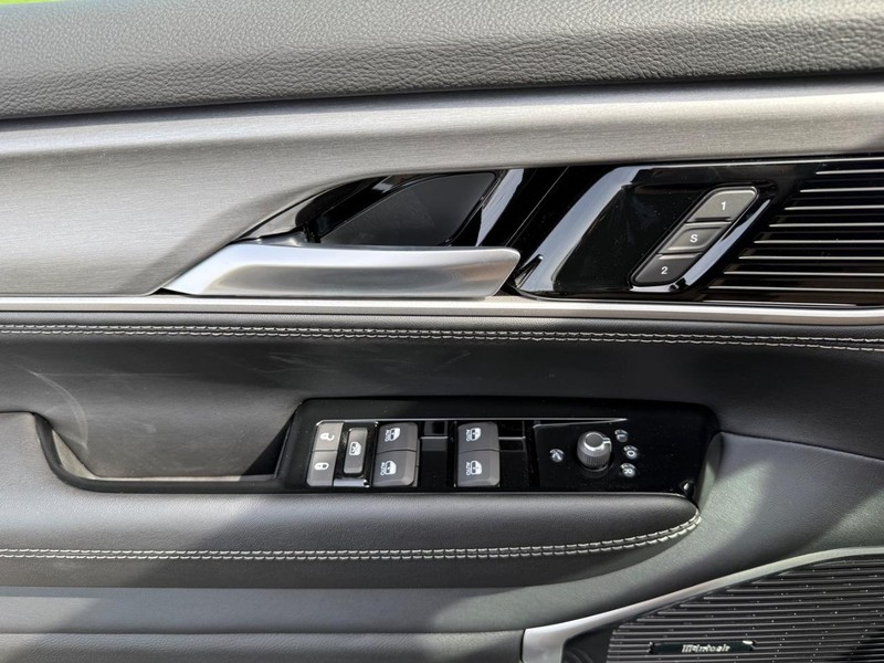 Jeep Grand Wagoneer L Vehicle Image 18