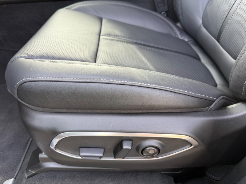 Jeep Grand Wagoneer L Vehicle Image 19