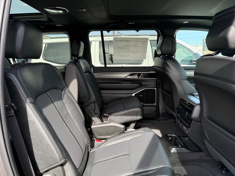 Jeep Grand Wagoneer L Vehicle Image 04