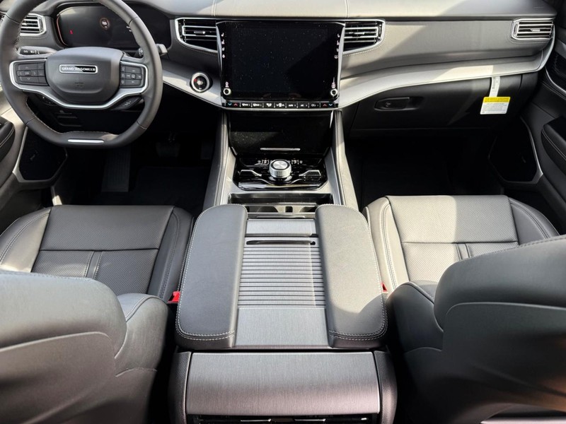 Jeep Grand Wagoneer L Vehicle Image 06