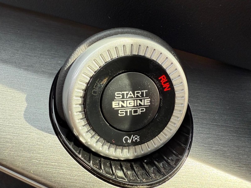 Jeep Grand Wagoneer L Vehicle Image 10