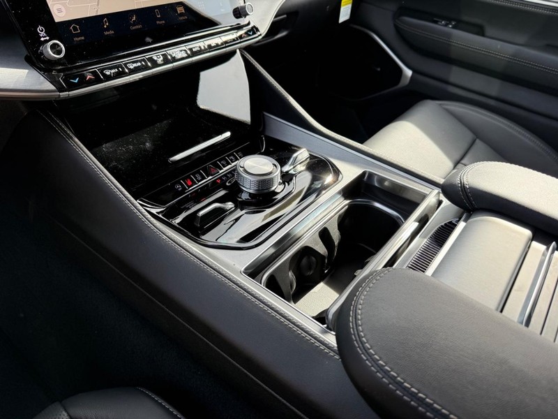 Jeep Grand Wagoneer L Vehicle Image 13