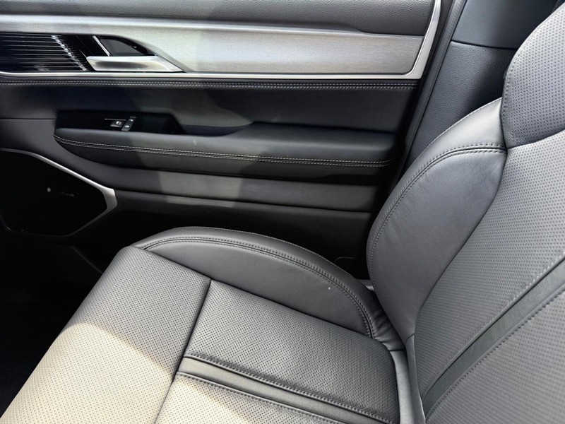 Jeep Grand Wagoneer L Vehicle Image 14