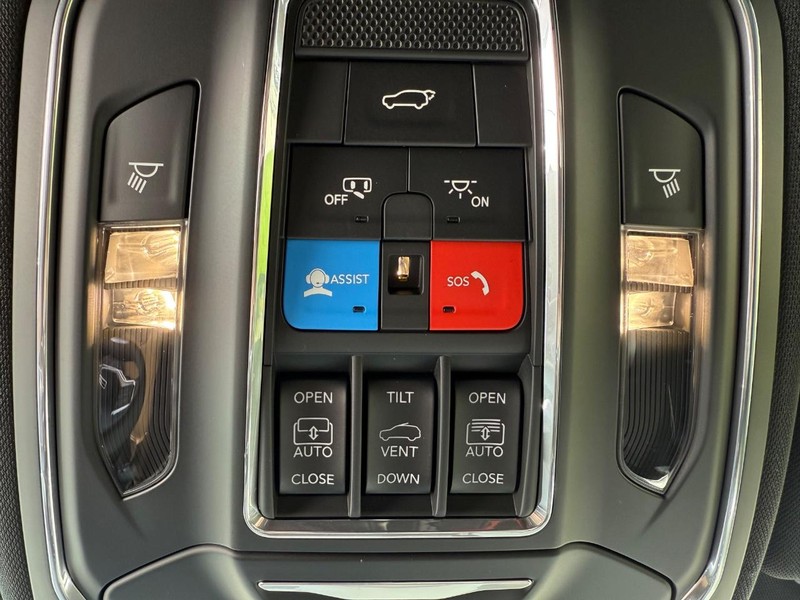 Jeep Grand Wagoneer L Vehicle Image 15