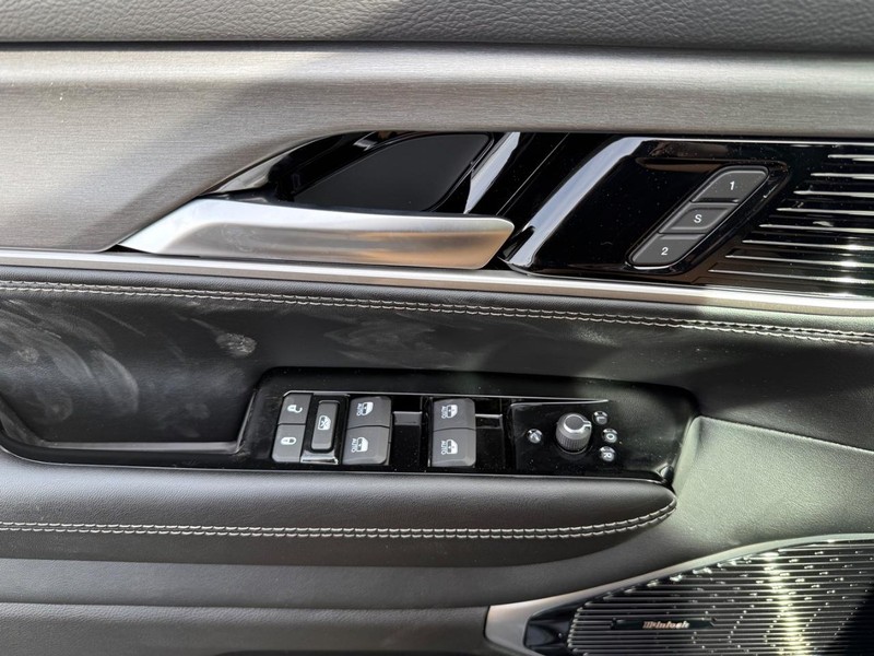 Jeep Grand Wagoneer L Vehicle Image 18