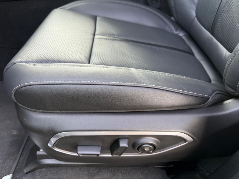 Jeep Grand Wagoneer L Vehicle Image 19