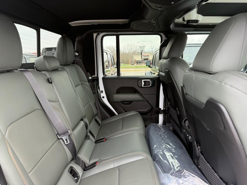 Jeep Gladiator Vehicle Image 04