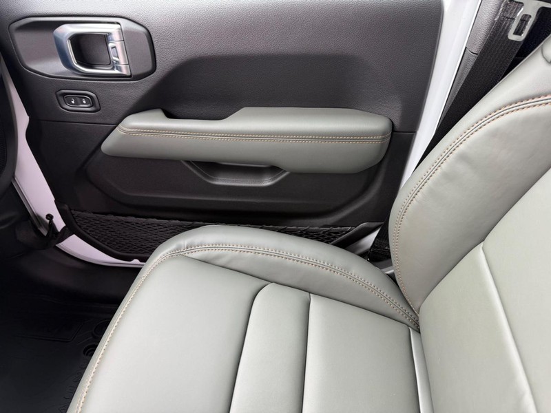 Jeep Gladiator Vehicle Image 15