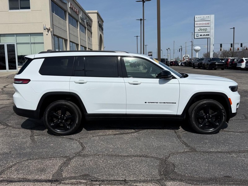 Jeep Grand Cherokee L Vehicle Image 02