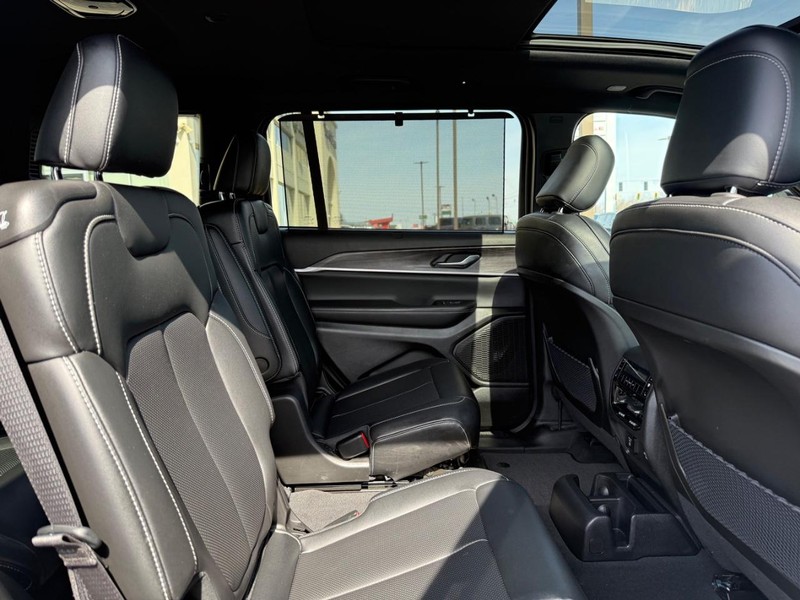 Jeep Grand Cherokee L Vehicle Image 11