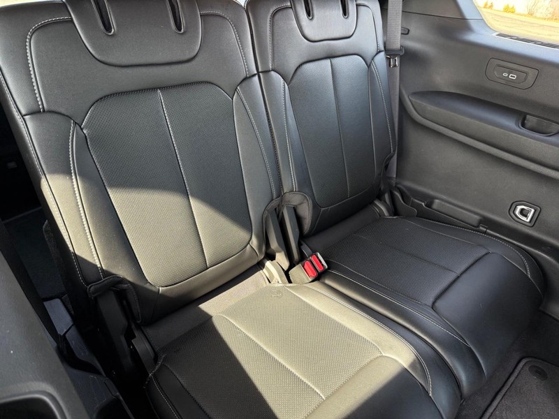 Jeep Grand Cherokee L Vehicle Image 12