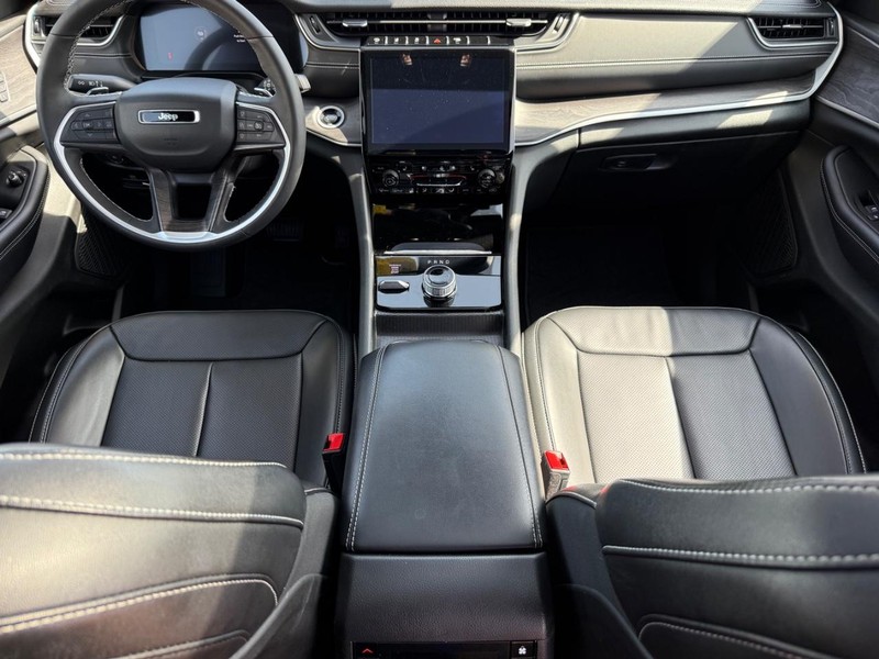 Jeep Grand Cherokee L Vehicle Image 14