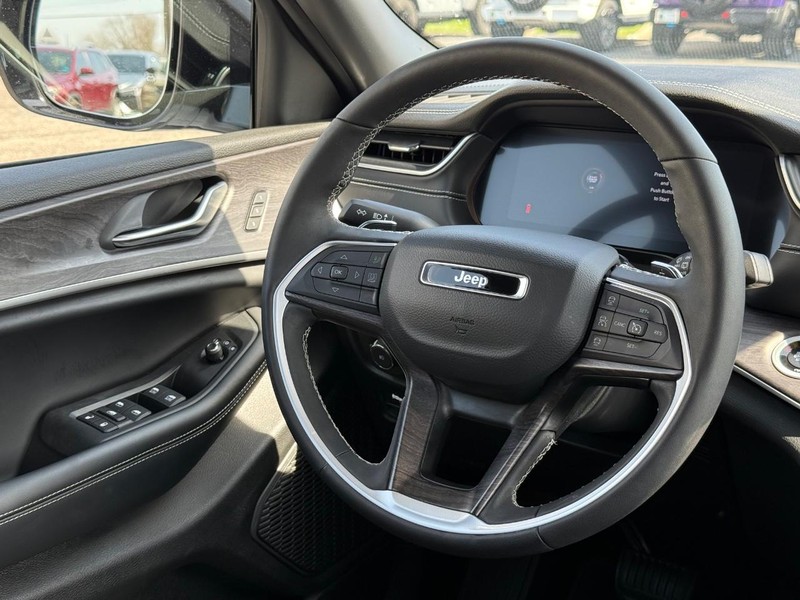 Jeep Grand Cherokee L Vehicle Image 15