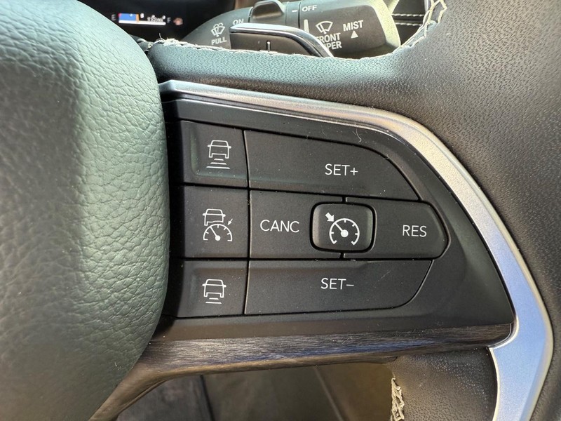 Jeep Grand Cherokee L Vehicle Image 17