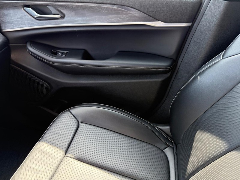 Jeep Grand Cherokee L Vehicle Image 24