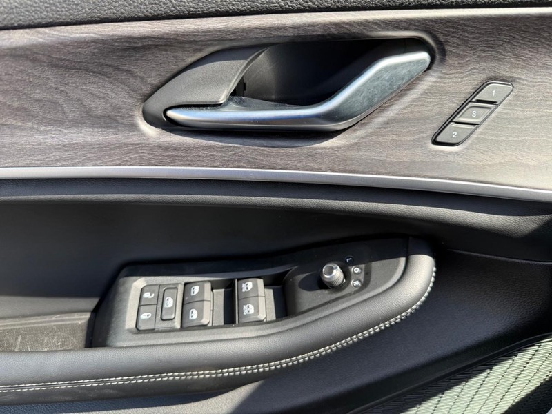 Jeep Grand Cherokee L Vehicle Image 28