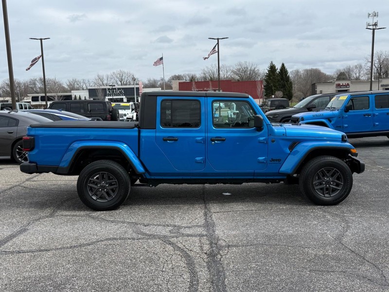 Jeep Gladiator Vehicle Image 02