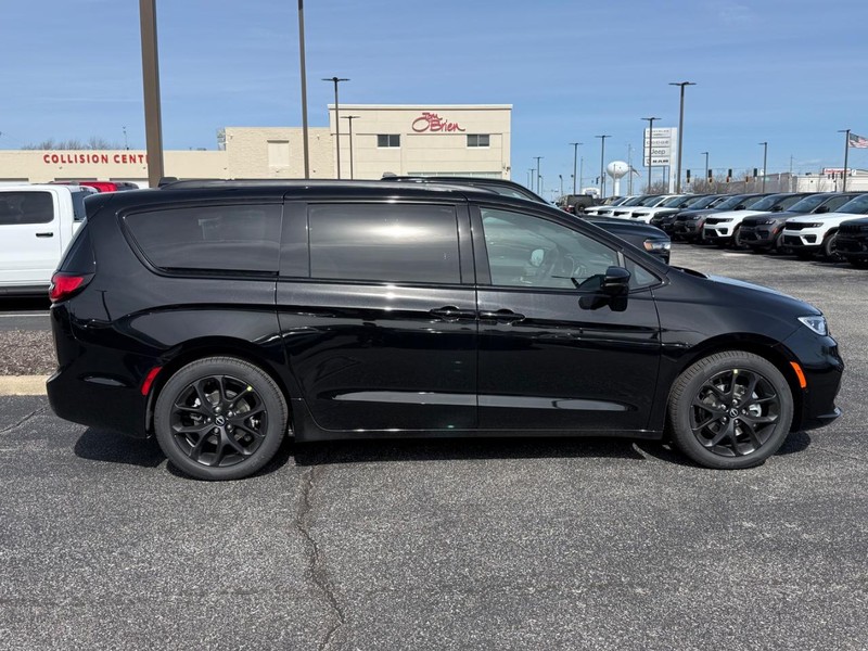 Chrysler Pacifica Vehicle Image 02