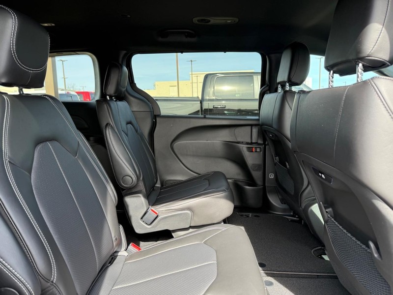 Chrysler Pacifica Vehicle Image 04