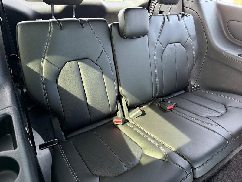 Chrysler Pacifica Vehicle Image 05