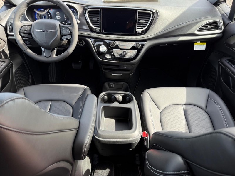 Chrysler Pacifica Vehicle Image 06