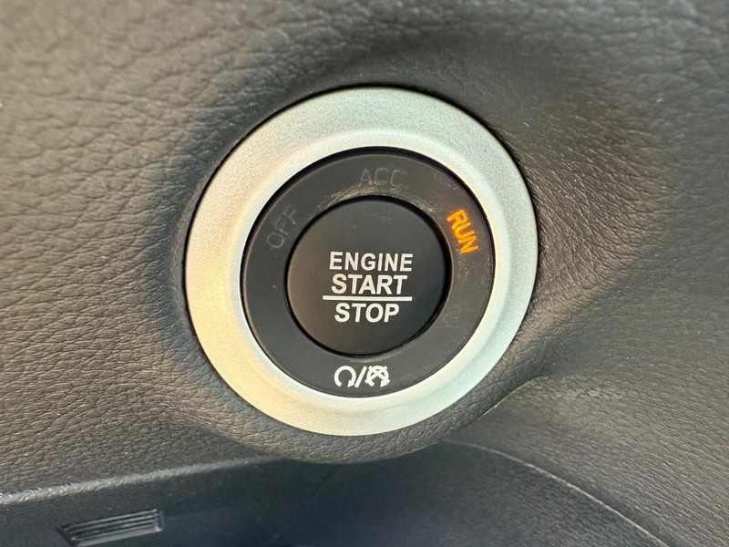 Chrysler Pacifica Vehicle Image 10