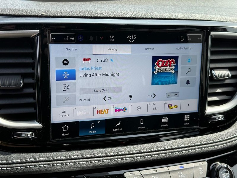 Chrysler Pacifica Vehicle Image 11