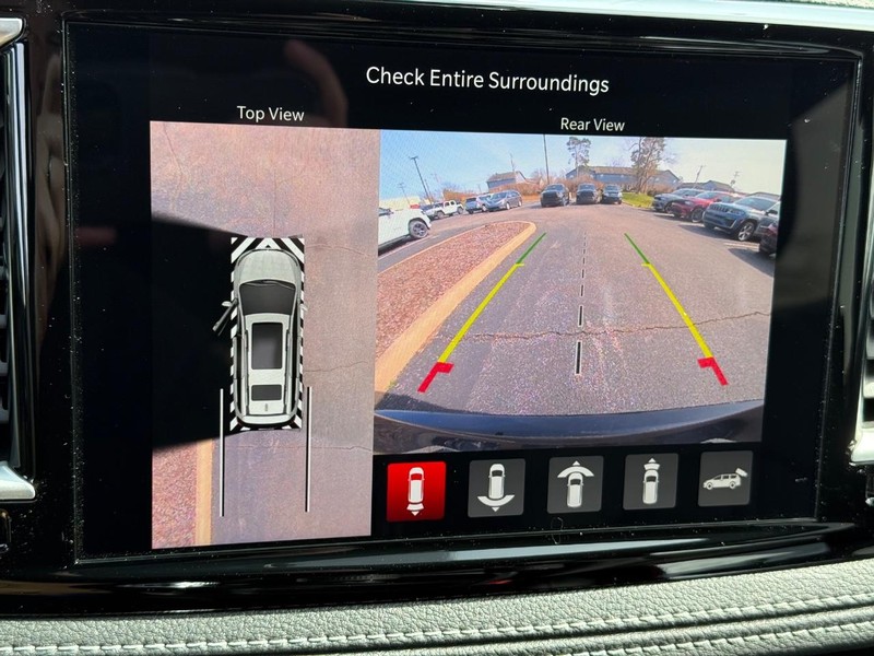 Chrysler Pacifica Vehicle Image 12