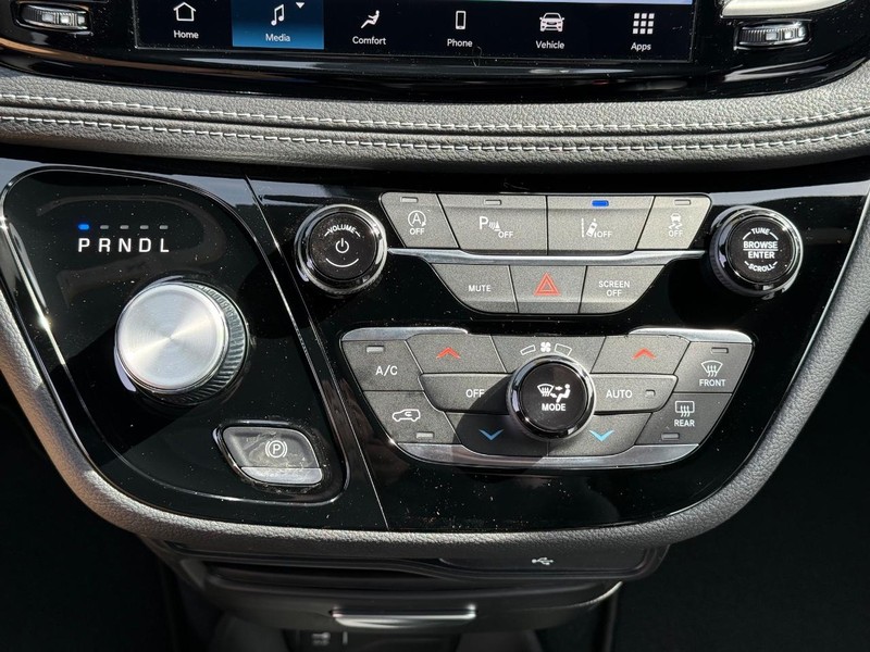 Chrysler Pacifica Vehicle Image 13