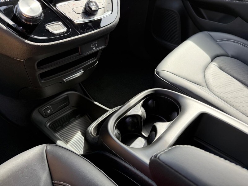 Chrysler Pacifica Vehicle Image 14