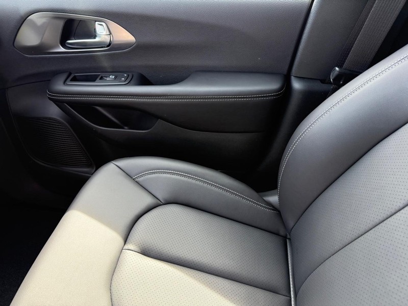 Chrysler Pacifica Vehicle Image 15