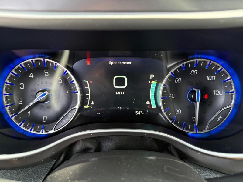 Chrysler Pacifica Vehicle Image 16