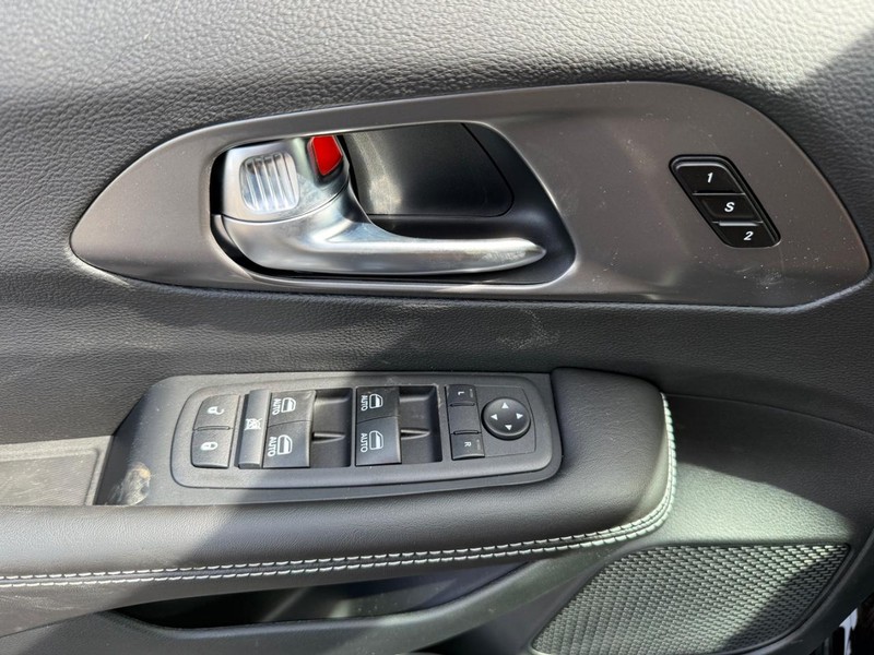 Chrysler Pacifica Vehicle Image 18