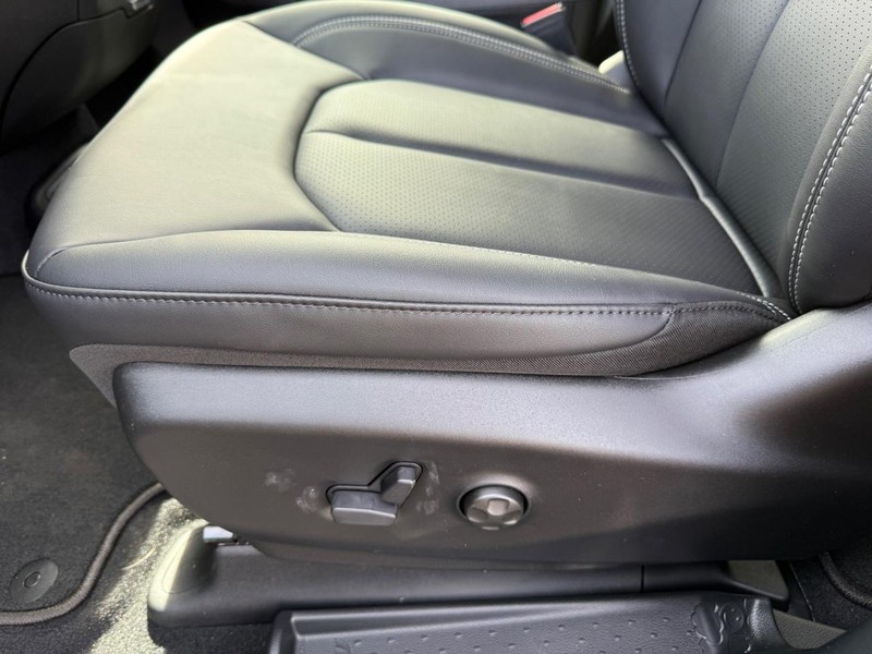 Chrysler Pacifica Vehicle Image 19