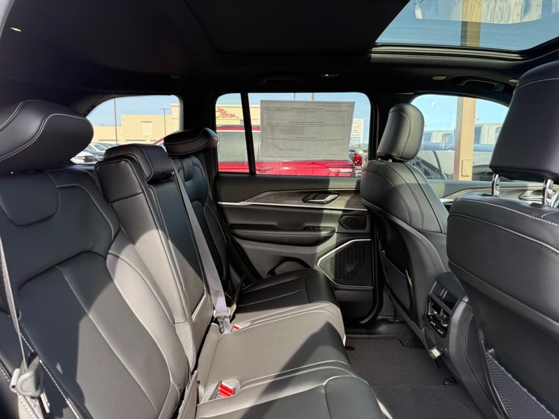 Jeep Grand Cherokee Vehicle Image 04