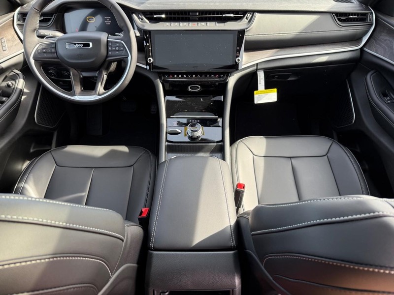 Jeep Grand Cherokee Vehicle Image 06