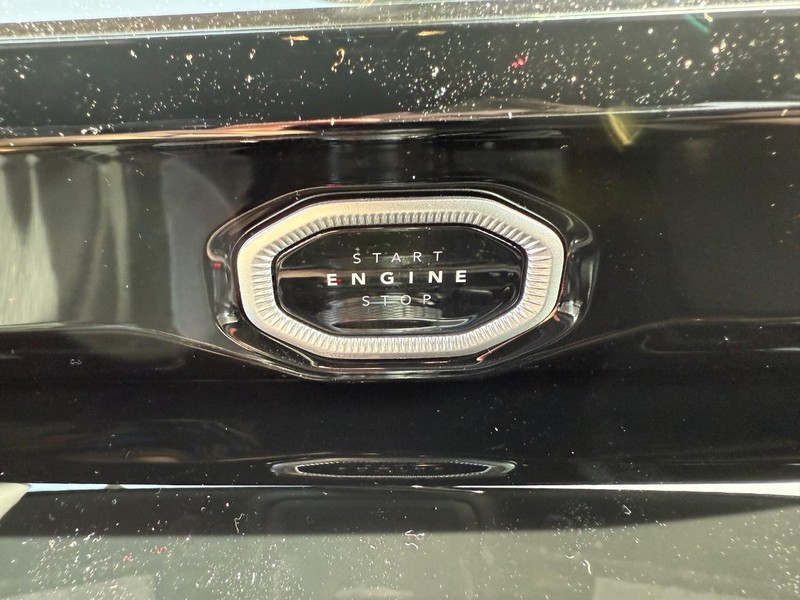 Jeep Grand Cherokee Vehicle Image 10